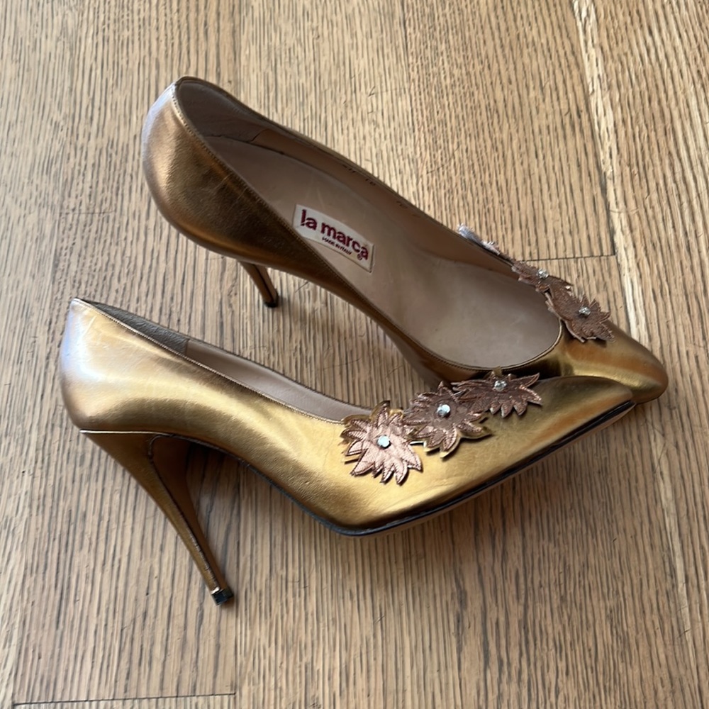 VINTAGE Beautiful NEVER WORN La Marca bronze heelS